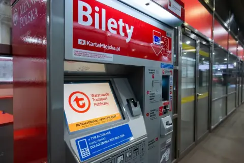 Automat do zakupu biletów w Warszawie. Można tu kupić bilet weekendowy, doładować kartę miejską lub telefon.