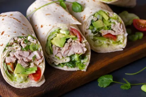 Trois wraps poulet avocat frais et colorés, prêts à être dégustés. Une recette simple et savoureuse.