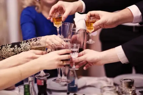 Czy jednorazowe upicie się to grzech ciężki? Zrozum jego konsekwencje