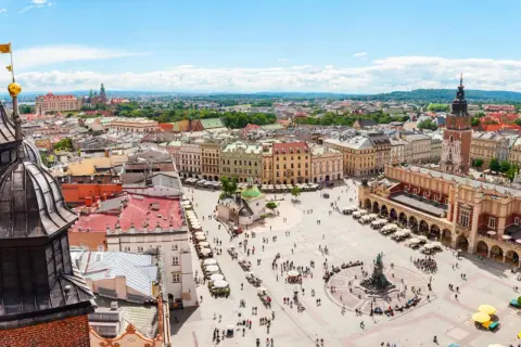 Blick über den Marktplatz in Krakau mit dem Tuchhallen und der Marienkirche. Entdecken Sie Krakau Geheimtipps von oben!