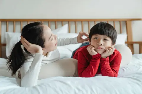 Mamma parla con il suo bambino di 2 anni e mezzo, incoraggiando il suo linguaggio.