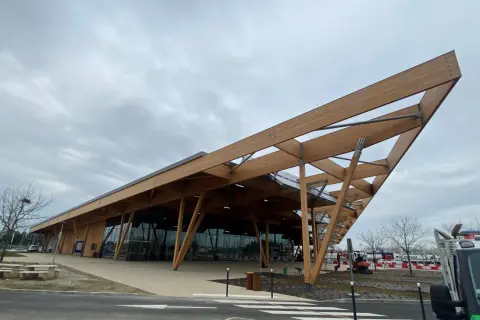 L'aire de Garonne A62, avec sa structure en bois moderne, invite au repos.