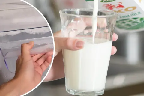 En hand öppnar en frys med frost. Bredvid hälls filmjölk upp i ett glas.