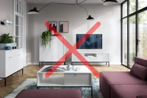 Nowoczesny salon z białymi meblami i sofą w kolorze malinowym. W tle widać okno i drzwi tarasowe. To idealne miejsce do odpoczynku w Twoim domu szeregowym.