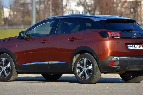 Brązowy Peugeot 3008 II z chromowanymi listwami. Jaki silnik wybrać do tego SUV-a?