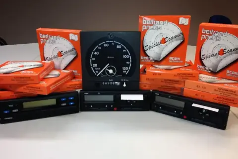Ensemble de chronotachygraphes et de disques de france, prêts pour l'analyse des données de conduite.