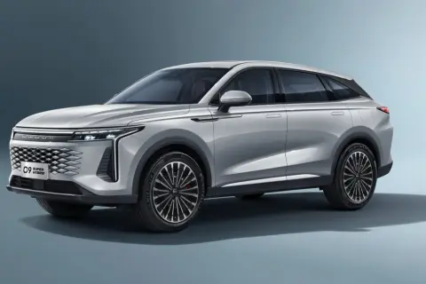 Srebrny OMODA 9 Super Hybrid, SUV z nowoczesnym grillem i eleganckimi liniami. Sprawdź omoda 9 cena i odkryj jego możliwości.