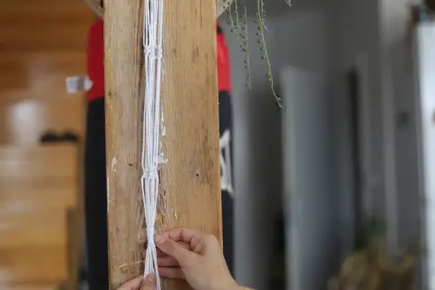 Jak zrobić kwietnik na ścianę? DIY: drewno, makrama, kratka!