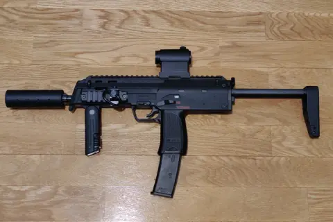Réplica de airsoft la mancha, MP7 A1 con silenciador y mira holográfica, lista para la acción.
