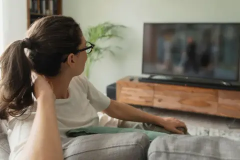 Jaka wielkość TV do salonu – uniknij błędów przy wyborze rozmiaru