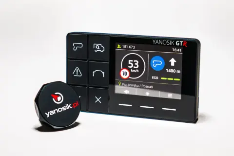 Elektroniczny asystent kierowcy Yanosik GTR z czujnikiem. Na ekranie prędkość 53 km/h, lokalizacja Piątkowska/Poznań.