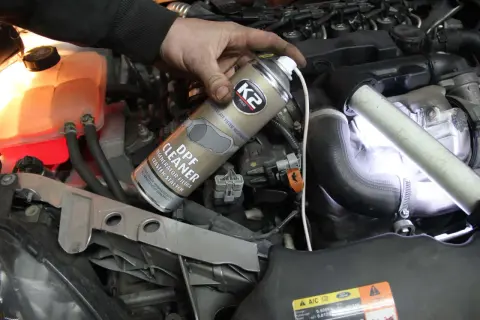 Mechanik używa preparatu do czyszczenia DPF, aby wspomóc wypalanie filtra cząstek stałych w silniku.