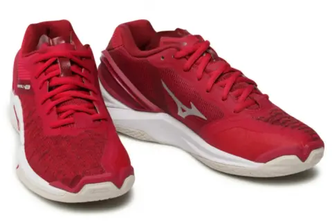 Czerwone buty sportowe Mizuno Wave Stealth Neo, gotowe do gry.
