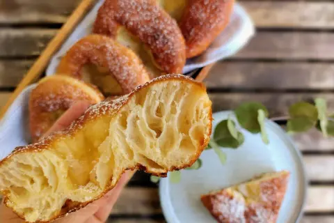 Ein Krapfen aus Franken, zuckrig und fluffig, mit einer luftigen Krume.
