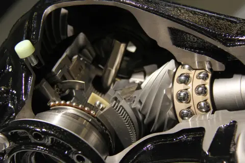 Wnętrze mechanizmu różnicowego, gdzie widać zębatki i łożyska. To serce napędu, gdzie szpera pozwala na płynne skręcanie.