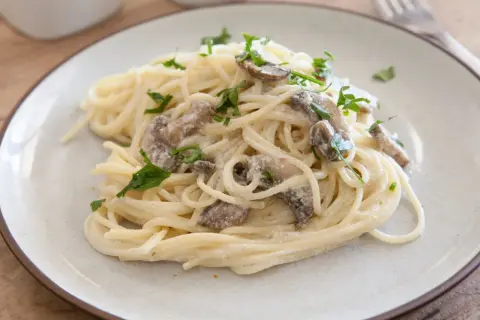 Pyszne spaghetti z pieczarkami - proste przepisy i wariacje na każdą okazję
