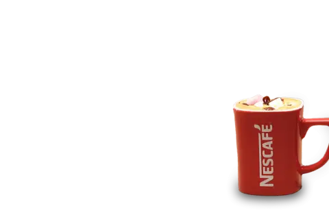 En röd Nescafé-mugg med en härlig mocka smak, toppad med marshmallows och choklad.
