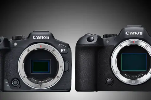 Due corpi macchina Canon EOS R7 e un altro modello Canon EOS a confronto, con sensori visibili.