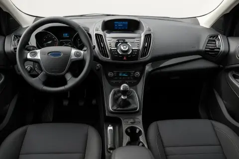 Interiör i en begagnad Ford Kuga med ratt, instrumentpanel och växellåda.