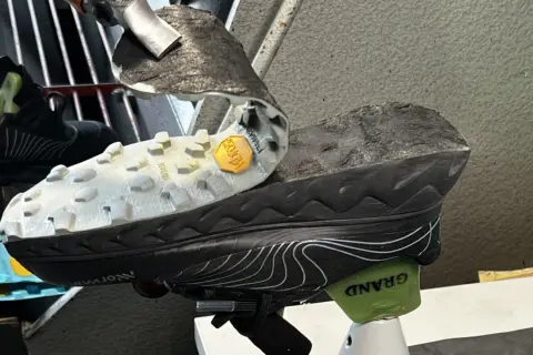 Rozcięte podeszwy do butów pokazują warstwy i bieżnik Vibram.
