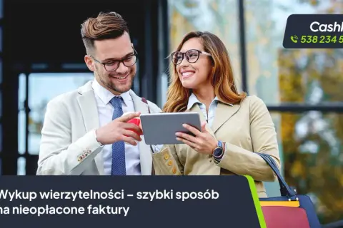 Uśmiechnięci biznesmeni omawiający tablet. Szybki skup długów dla firm, by odzyskać płynność finansową.