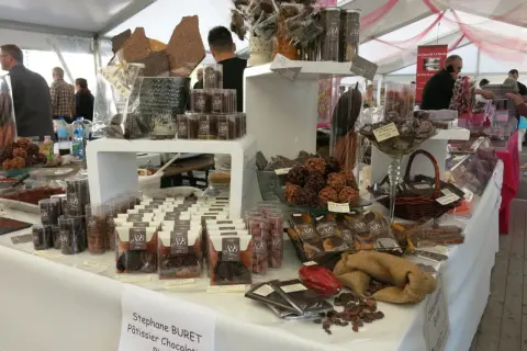 Stands de chocolat artisanal au salon du chocolat Villesavin. Chocolats variés, mendiants, mendiants, mendiants, mendiants, mendiants, mendiants, mendiants, mendiants, mendiants, mendiants, mendiants, mendiants, mendiants, mendiants, mendiants, mendian...