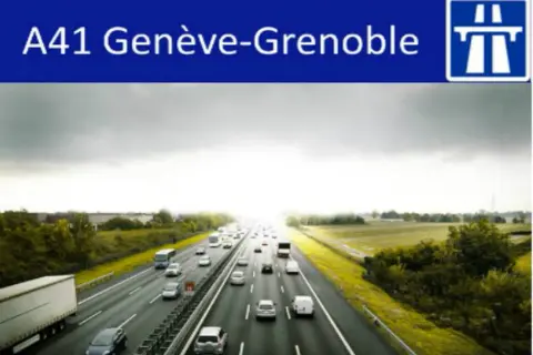 Panneaux indiquant l'autoroute A41 Genève-Grenoble. Trafic dense sur cette voie rapide sous un ciel couvert.