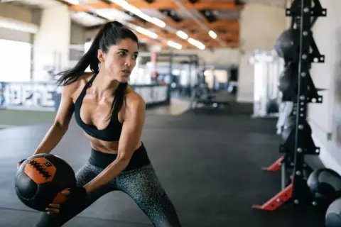 Jak wygląda trening crossfit? Odkryj sekrety skutecznych sesji