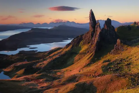 Spektakularne formacje skalne na wyspie Skye, Szkocja. Warto zobaczyć to miejsce o zachodzie słońca, gdy światło maluje krajobraz.