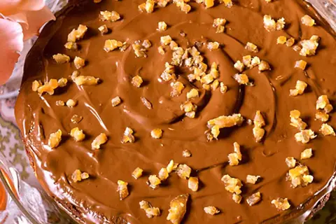 Chokladtårta med marsansås och kanderad apelsin. En härlig marsansås tårta som ser utsökt ut.