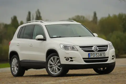 Biały Volkswagen Tiguan, gotowy do wymiany żarówki postojowej przód.