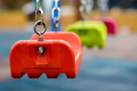 Czym pomalować plac zabaw, aby zapewnić bezpieczeństwo dzieciom?