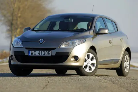 Złoty Renault Megane 3 na drodze. Wiele pozytywnych **opinii** o tym modelu krąży w sieci.