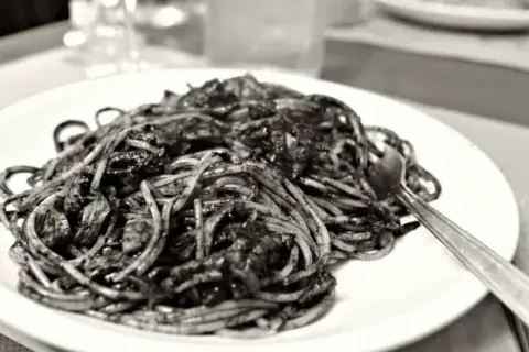 Spaghetti sepia: odkryj wyjątkowy smak i sekrety przygotowania