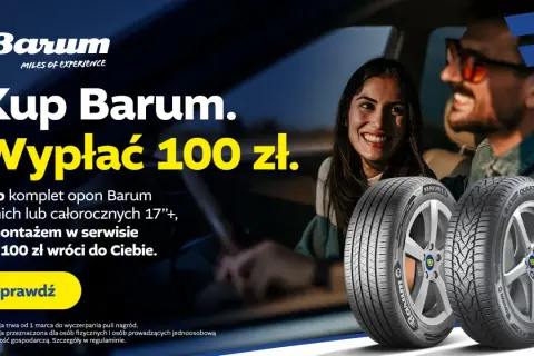 Szczęśliwa para w samochodzie cieszy się z promocji na opony Barum. Kupując komplet, otrzymasz 100 zł zwrotu.