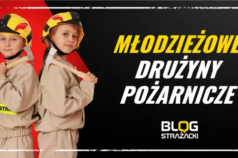 Dzieci w strojach strażackich z hełmami i siekierkami. Młodzieżowe drużyny pożarnicze - co to?