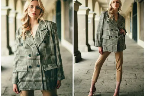 Kobieta w dwurzędowej marynarce w kratę i beżowych spodniach prezentuje styl smart casual.