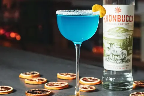 Erfrischender Blue Curacao Cocktail mit Zuckerrand, garniert mit Zitrone. Ein tolles Rezept für den Sommer.