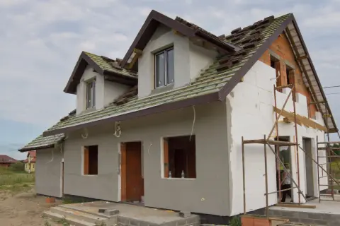 Budowa domu w toku, ściany ocieplone styropianem. Zastanawiasz się, czym najlepiej ocieplić dom?