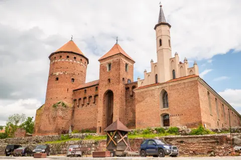Zamek w Reszlu, urokliwe miasto na Warmii, z charakterystycznymi wieżami i ceglaną architekturą.