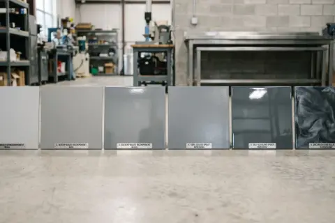 Muestras de pintura para suelo: grises mate, satinado, brillante y un diseño metálico. Elige el acabado perfecto para pintar tu suelo.