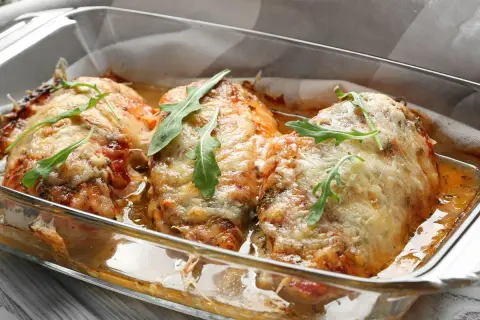 Pyszny gyros z kurczaka w sosie, zapieczony z serem i rukolą. Idealny przepis na obiad!