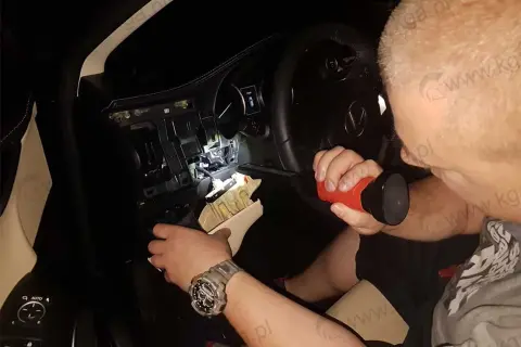 Jak znaleźć ukryty GPS w aucie? Poradnik krok po kroku