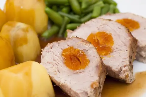 Schab nadziewany morelami, podany z ziemniakami i fasolką szparagową. Pyszny pomysł, czym można nadziać schab.