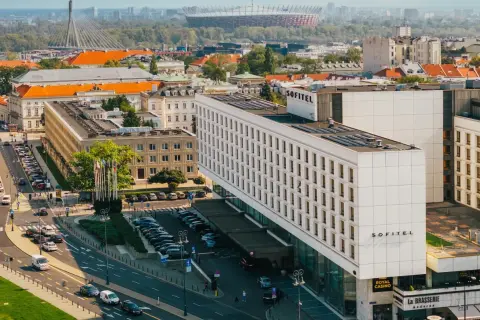 Widok na hotel Sofitel Victoria w Warszawie. W tle Stadion Narodowy i most. Hotel Victoria Warszawa historia.