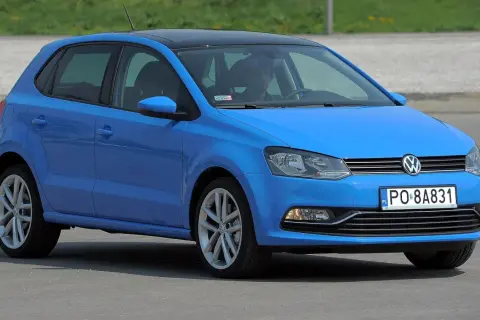 Niebieski VW Polo 1.2 benzyna z czarnym dachem, zaparkowany na zewnątrz.