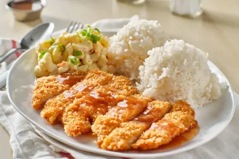 Chrupiący kurczak w panko polany sosem, podany z ryżem i sałatką makaronową. Pyszny obiad!