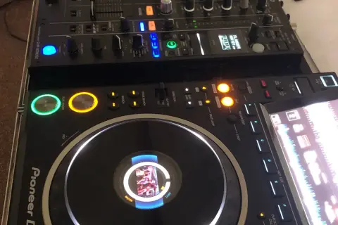 DJ set co to: Poznaj sekrety miksowania i sprzętu DJ-skiego