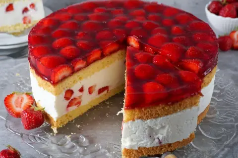 Saftige Erdbeertorte mit viel frischen Früchten und Sahne. Ein tolles Erdbeertorte Rezept für den Sommer.