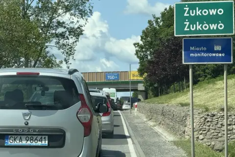 Korek na obwodnicy Żukowa. Znaki informują o wjeździe do miasta monitorowanego.